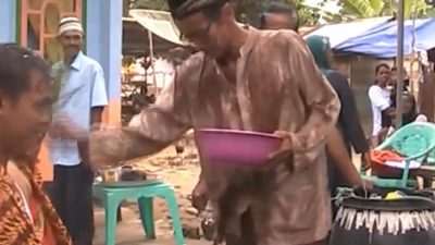 Mandi Besimbur: Tradisi Unik Mandi Massal dalam Adat Pernikahan Pongok