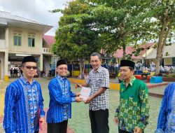 Kepala Sekolah SMPN 1 Tukak Sadai Luncurkan Buku di Hari Guru Nasional