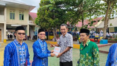 Kepala Sekolah SMPN 1 Tukak Sadai Luncurkan Buku di Hari Guru Nasional