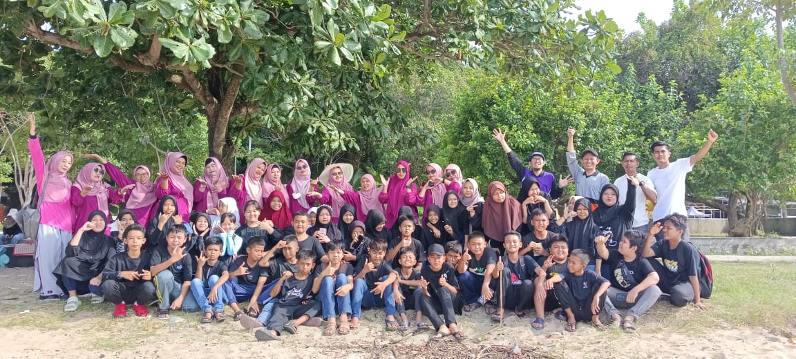 Guru SDN 10 Mentok Bersama Siswa Kelas 6 Beserta Orangtua Siswa