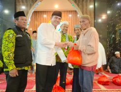 Bersama DMI dan Baitul Mal Munzalan Danrem 045 Gaya keluar Barak bagi Sembako.