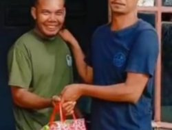 Petugas Parkir memberikan bingkisan Peduli Umat