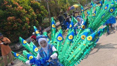 Keren, Tim SDN 11 Koba Juara Pawai dan Karnaval