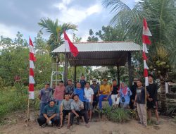 MAHASISWA KKN IAIN SAS BABEL TAHUN 2025 PASANG LAMPU JALAN DAN POSKAMPING DI ARUNG DALAM, KETUA RT : INI BARU KULIAH KERJA NYATA  