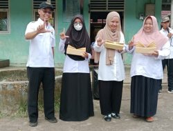 Tiga Guru Penulis di SMPN 1 Tukak Sadai Mendapat Hadiah dari Kepala Sekolah