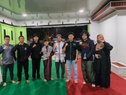 Dengan syal Palestina di lehernya, Abdullah Mengisahkan Luka Yang Membuat Ruangan Terdiam.