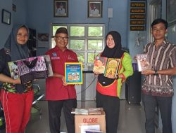 Dukung Minat Baca, Pj Kades Serahkan Bantuan Buku untuk Perpustakaan Desa Tiram