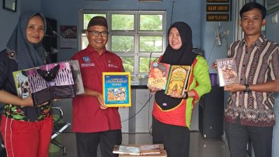 Dukung Minat Baca, Pj Kades Serahkan Bantuan Buku untuk Perpustakaan Desa Tiram