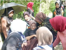 Peserta Kemah Literasi Lakukan Literasi Lingkungan dengan Penjelajahan Alam