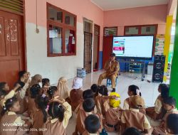 Pj Kades Tirem berbagi cerita dengan pelajar TK Negeri 1 Tukak Sadai Senin pagi