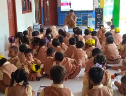 Pj Kades Tiram Menjadi Pembina Upacara di Satuan Pendidikan Desa Tiram