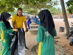 Bersih-Bersih Pantai Pasir Kuning, SMKN 1 Tempilang dan Polsek Tempilang Tunjukkan Kepedulian Lingkungan