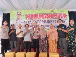 Kunjungi Polsek Jebus, Kapolres Bangka Barat Sempatkan Salurkan Bantuan Sosial kepada Warga