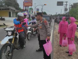 Polsek Simpang Teritip Polres Bangka Barat Bagikan Takjil, Warga Mengaku Terbantu Saat Masih di Perjalanan