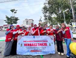 PMI BANGKA TENGAH BAGIKAN TAKJIL DAN SOSIALISASI DONOR DARAH KE PENGENDARA
