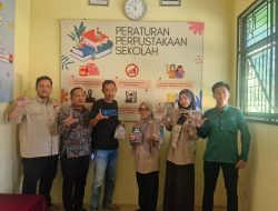 Riza Herdavid Sumbang Buku “Buk Geriul” untuk Perpustakaan 3 SMPN 