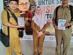 Tuangkan Gagasan ke Halaman, Dua Guru SMPN 3 Toboali Hadiahkan Karya untuk Perpusda Bangka Selatan   