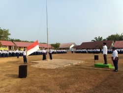 Kades Simpang Rimba Moh. Saini Jadi Pembina Upacara di SMPN 1 Simpang Rimba