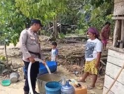 Ketika Air Mulai Menipis, Bhabinkamtibmas Ranggi Asam Datang Membawa Air Bersih
